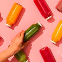 «Saftkuren haben keinen nachhaltigen Effekt» Verschiedene Säfte für eine Saftkur.