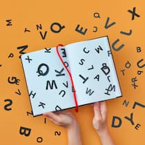 KV-Lehrling mit Leseschwäche bekommt mehr Zeit Verschiedene Buchstaben springen aus einem weissen Buch - das Bild symbolisiert eine Lese- und Rechtschreibschwäche.