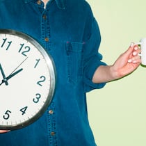 Ausstempeln fürs WC? Das gilt bei Arbeitspausen Eine Person mit Kaffeetasse in einer Hand und einer Wanduhr in der anderen Hand vor grünem Hintergrund. Wie Arbeitspausen in der Schweiz geregelt sind, legt das Arbeitsgesetz klar fest.