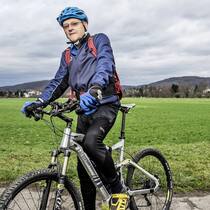 Vom Bein, das nicht länger werden will Jakob Weber, 74, mit seinem Mountainbike in Riehen BS. Der immer noch sehr sportliche Rentner hat derzeit Ärger mit der IV wegen Spezialschuhen da das eine Bein 2cm kürzer ist als das andere.