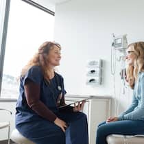 Soll ich als Fachfrau Gesundheit mehr Lohn verlangen? Eine Pflegefachfrau bespricht mit einer Patientin das Vorgehen bei einer Therapie. Wegen des aktuellen Fachkräftemangels, insbesondere im Gesundheitswesen, haben Angestellte gute Karten beim Stellenwechsel und sollten bei der Lohnverhandlung ein höheres Gehalt im Vergleich zu ihrer letzten Anstellung verlangen.