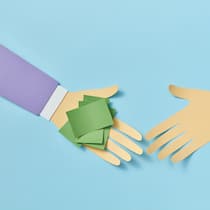 Ein Darlehen unter Freunden – darauf sollten Sie achten Collage mit zwei Händen, in einer Hand sind Banknoten - Nett, wenn jemand Bekannten oder Freundinnen Geld leiht. Doch ein privates Darlehen kann zu Streit führen, wenn man folgende Fragen nicht vorher klärt