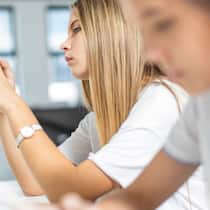 «Die Jungen unterschätzen das Problem» Jugendliche schaut in der Schule gelangweilt auf ihr Smartphone