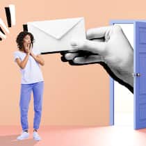 Ist die Kündigung der Mietwohnung gültig? Illustration einer überdimensional grossen Hand, die durch eine geöffnete Tür greift und die einen Brief an eine Mieterin übergibt, die vor Schrecken erstarrt. Kündigen Vermieter die Wohnung, stellt sich die Frage, ob sie sich an die mietrechtlichen Vorschriften gehalten haben, damit eine Kündigung überhaupt gültig ist. Auf diese Punkte können Mieterinnen achten, sollten sie in eine der folgenden Situationen geraten.