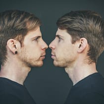 «Wir brauchen Zonen ohne Wettkampf» Zwillinge schauen sich aus nächster Nähe direkt in die Augen