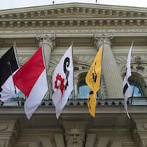 Ein unverzichtbares Kulturgut, aber rechtlich irrelevant Kantonsflaggen über dem Eingang zum Bundeshaus - Jedes Kind kennt seinen Heimatort, obwohl es oft gar nicht dort wohnt. Dabei hat dieser unterdessen seine wichtigsten Funktionen eingebüsst