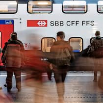 SBB gewährt Rabatt nur für Auserwählte Passagiere steigen in Zug der SBB ein