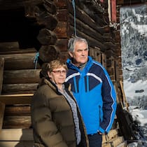 Das geerbte Haus ging zum halben Preis weg Rita und Martin Roffler vor ihrem geerbten Haus in Serneus bei Klosters