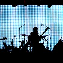 Viagogo kommt noch mal davon Band auf der Bühne mit jubelnden Zuschauern