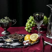 Drogen waren noch nie so einfach zu haben Stillleben mit Drogen auf Silbertablett. Kokain, Ecstasy und LSD – diskret und schnell nach Hause geliefert. Ein aktueller Gerichtsfall gibt Einblick in das verschwiegene Geschäft der Drogenhändler, das sich zunehmend auf Telegram und Co. verlagert.