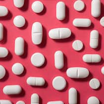 So kommt die Pharma Ärzten ganz nah Tabletten auf einem pink Tisch