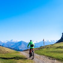 Dank Spenden über fünf Berge Velofahrer vor Bergpanorama