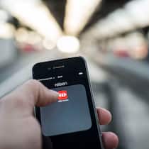 SBB sammeln zu viele Daten SBB-App in der Hand eines Kunden