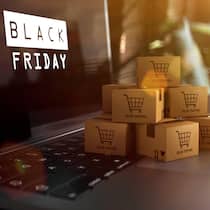 11 Regeln zum Black Friday – so erkennen Sie Fake-Shops Aufeinander gestapelte Pakete von einem Onlineshop liegen auf einer Laptop-Oberfläche - An Black Friday haben Fake-Shops Hochkonjunktur. 11 Regeln, wie Sie bei der Suche nach einem Schnäppchen nicht auf einen Fake-Shop hereinfallen