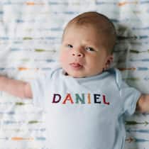 Lasst uns über Dani reden Baby im Strampler mit Namen Daniel aufgestickt - Die häufigsten Vornamen für Neugeborene sind aktuell Sofia und Noah. Letzterer muss sich anstrengen, will er an das herankommen, was wir Daniels seit Jahrzehnten abliefern. Eine Betrachtung aus eigener Optik