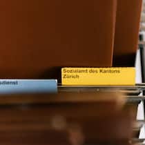 Sozialhilfe zurückzahlen? Kommt drauf an, wo Sie wohnen Hängemappen mit Reiter «Rechtsdienst» und «Sozialamt des Kantons Zürich» - Wer Sozialhilfe bezieht, muss später alles zurückzahlen – oder auch gar nichts. Der Wohnort macht den Unterschied aus. Eine neue Studie der Fachhochschule Nordwestschweiz deckt gravierende Ungleichbehandlungen auf