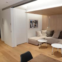 In dieser Mikrowohnung lebt man wie in einer Kajüte Blick ins Wohnzimmer - Ein Projekt der Umweltarena Spreitenbach zeigt, wie eine vierköpfige Familie auf kleinster Fläche leben kann. Solche Wohnungen werden aktuell in Opfikon ZH realisiert