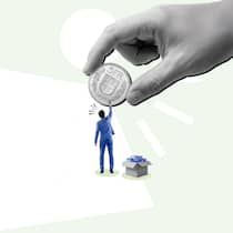 Ausgesteuert? Das Sozialamt darf Sie zum AHV-Vorbezug zwingen Angestellter greift nach riesiger 5-Franken-Münze - Wer als Arbeitsloser keine Taggelder mehr erhält, gilt als ausgesteuert. Dann muss der Lebensunterhalt mit Eigenkapital oder Sozialhilfe bestritten werden