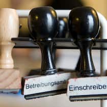 2000 Franken angebliche Schulden – für alle sichtbar Stempel mit der Aufschrift «Betreibungsamt»; Angebliche Schulden Nationalrat gegen Schikane-Betreibungen – aber nicht konsequent genug Ungerechtfertigte Betreibungen sollen nicht mehr im Register auftauchen – doch die geplanten Änderungen gehen nicht weit genug, zeigt der Beobachter.