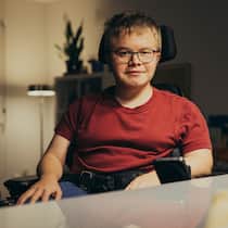 «Die Vorstellung, wieder ins Heim zu müssen, macht mir Angst» Porträt von Jonathan Dennler - In der Theorie kann der 20-jährige Jonathan Dennler trotz seiner Behinderung wohnen, wo und wie er will. In der Praxis bleibt vom hehren Grundsatz jedoch nicht viel übrig