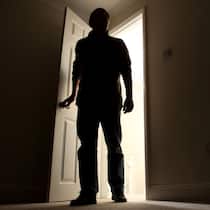 «Bei Tätern gibt es Pitbulls und Kobras» Bedrohlich wirkender Mann steht in Zimmertür