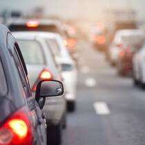 So verkehren Sie richtig Personenwagen stehen auf der Autobahn im Stau und bilden eine Rettungsgasse für die Ambulanz.