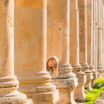 Erfolgreiche Erziehungsmethode basiert auf drei Säulen 9 years old girl hiding after corinthian columns at Roman city, Jerash, Jordan, Middle East