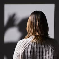 Sie erlebte sexualisierte Gewalt – aber niemand nimmt sie ernst Isabel Koch (Name geändert) von hinten fotografiert - Eine Frau entgeht einer Vergewaltigung, danach stellt ihr der Täter nach. Später erfährt sie vom Gewaltpotenzial des Mannes. Jetzt kämpft sie darum, als Opfer ernst genommen zu werden