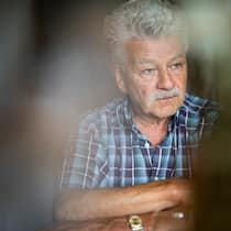 Ein grauenhaftes Hirngespinst fordert reale Opfer Vater Chläus wurde in allen Punkten von den abenteuerlichen Vorwürfen freigesprochen, doch seine Familie ist zerstört. Er sitzt an einem Tisch und schaut ins Leere.