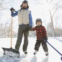 Muss ich jetzt schaufeln? Vater und Sohn beim Schneeschaufeln