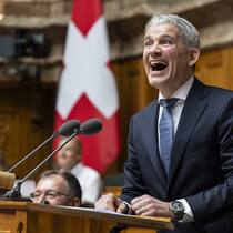 «Beat, einer von uns» Beat Jans nimmt die Wahl zum Bundesrat an und entdeckt seine Familie auf der Tribüne des Nationalratssaals.