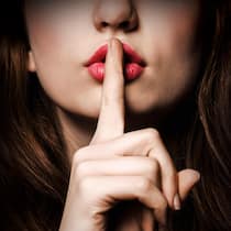 «Frauen glauben nicht an den Traummann per Klick» Frau hält Zeigefinger auf Lippe