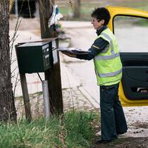 Standort-Zwang soll gelockert werden Pöstlerin verteilt Post auf dem Lande