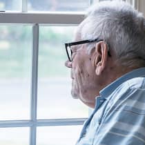 Wenn man Dinge sieht, die nicht da sind Ein alter Mann sitzt am Fenster und schaut gedankenverloren raus.