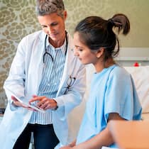 Wie und wann Patienten aufmerksam sein sollten Ärztin mit Patientin im Spital