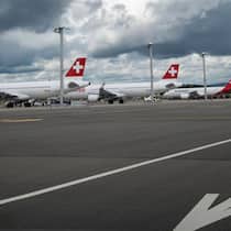 Ein falscher Klick, 6700 Franken weg Parkierte Flugzeuge der Airline Swiss und Helvetic. Abgesagte Flugreisen können bei der Umbuchung ins Geld gehen, wie ein Beobachter-Leser schmerzlich feststellen musste und mit dem Buchungssystem von Swiss zu kämpfen hatte.