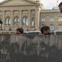 Jetzt wird das Portemonnaie kontrolliert Für mehr Durchblick: Angehörige der Transparenz-Initiative bei einer Aktion vor dem Bundeshaus, 2018