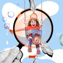 Wo die Kesb hinschaut, wenn das Kindeswohl gefährdet scheint Ein kleines Mädchen sitzt in einer Schaukel während eine überdimensional grosse Lupe das Kind genauer betrachtet. Hat man den Verdacht, dass ein Kind in seinem Wohl gefährdet sein könnte, ist eine Meldung an die Kindes- und Erwachsenenschutzbehörde (Kesb) der erste Schritt. Was dann geschieht, zeigt der vorliegende Fall.