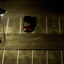 Ist Rumfahren auf Privatplätzen erlaubt? Autofahrer parkiert auf öffentlichem Grund