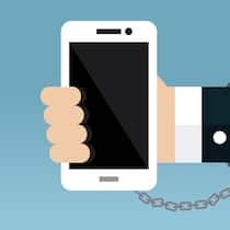 So reduzieren Sie Ihre Zeit am Smartphone Das Smartphone an die Hand gefesselt