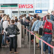 Die Hauptprobleme sind ungelöst Lange Warteschlangen im Terminal des Flughafen Zürich