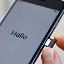 Drama um eine SIM-Karte in fünf Akten SIM Card mit Handy