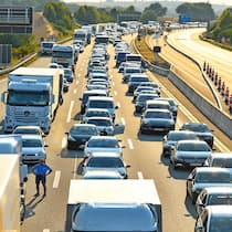 Auto-Klimaanlagen retten Leben – und schaden der Umwelt Autos im Stau