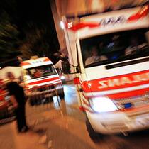 Sensible Notrufdaten im Netz Sanitätsfahrzeuge treffen an einem Einsatzort ein.
