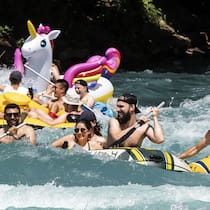 Das muss man beim «Böötlen» beachten Menschen treiben im Gummiboot die Aare hinunter