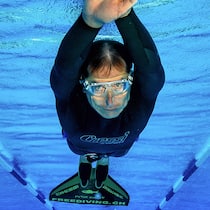 Frische Luft für die Seele Apnoetaucher Peter Colat am schwimmen im Schwimmbecken