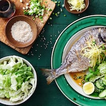 Gesundes auf den Tisch Gegrillter Fisch mit Gemüse.