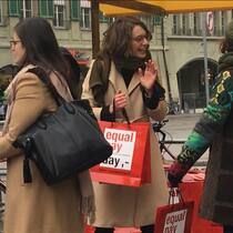 Business-Frauen verbreiten Fake-News Equal Pay Day