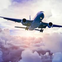 Wieso es keine Kerosinsteuer gibt Flugzeug am Wolkenhimmel