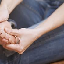 Was jucken mich die Füsse...? Eine Frau untersucht ihre Füsse.